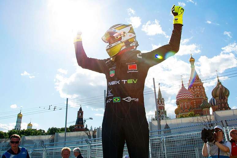 Nelsinho Piquet celebra a vitória em Moscou