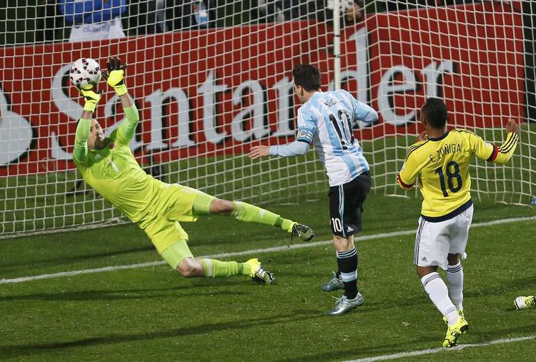 Ospina opera um milagre após cabeçada de Messi