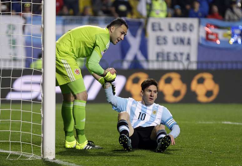 Ospina com Messi: o duelo do jogo