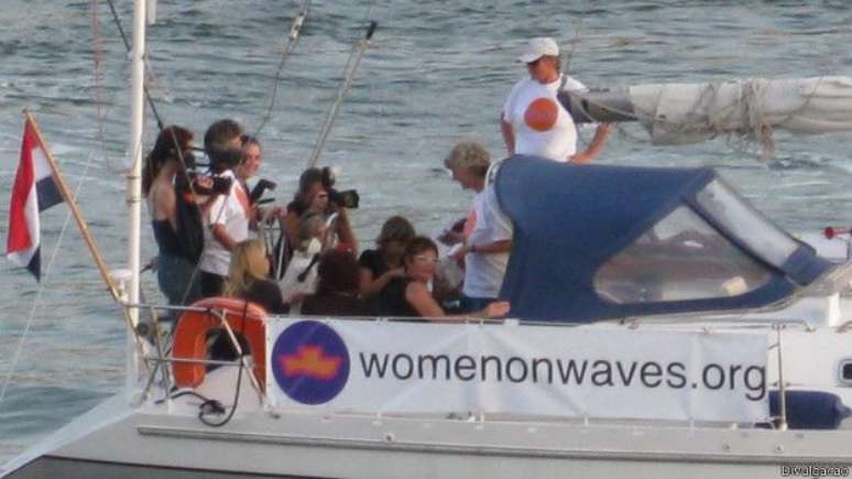 Grupo ficou conhecido por levar embarcações a países onde o aborto é proibido; prática é feita em águas internacionais, onde se aplica lei holandesa