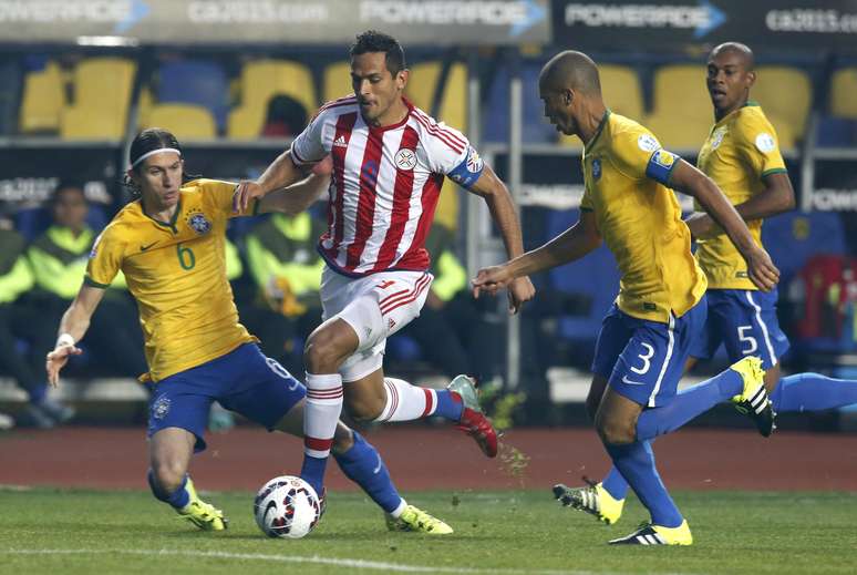 Roque Santa Cruz tenta passar pela marcação brasileira na Copa América de 2015