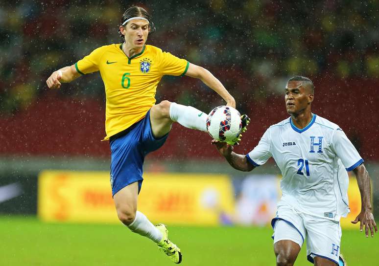 Titular da Seleção Brasileira com Dunga, Filipe Luís passou a temporada na reserva do Chelsea