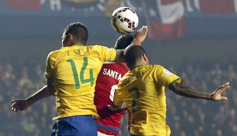 Thiago Silva tocou com a mão dentro da área brasileira