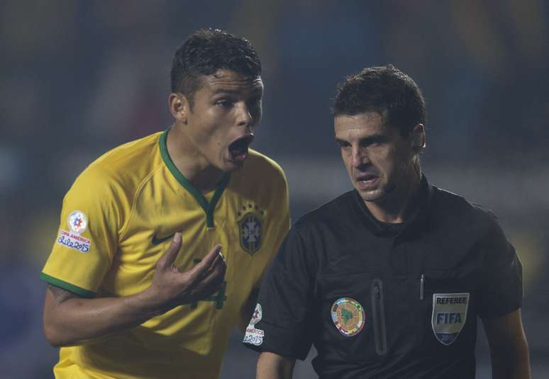 Thiago Silva reclama desesperadamente com árbitro uruguaio