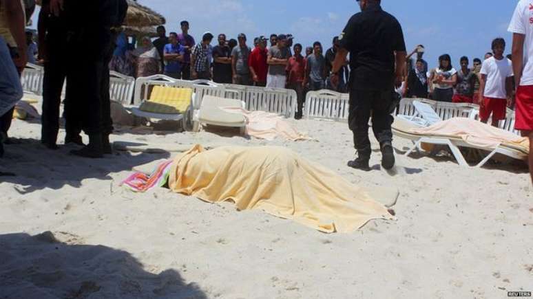 Corpos ficaram espalhados pela praia após atirador abrir fogo em Sousse