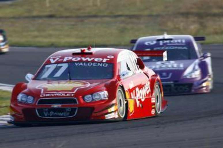 Valdeno Brito (carro vermelho) foi o mais rápido neste sábado no Sul