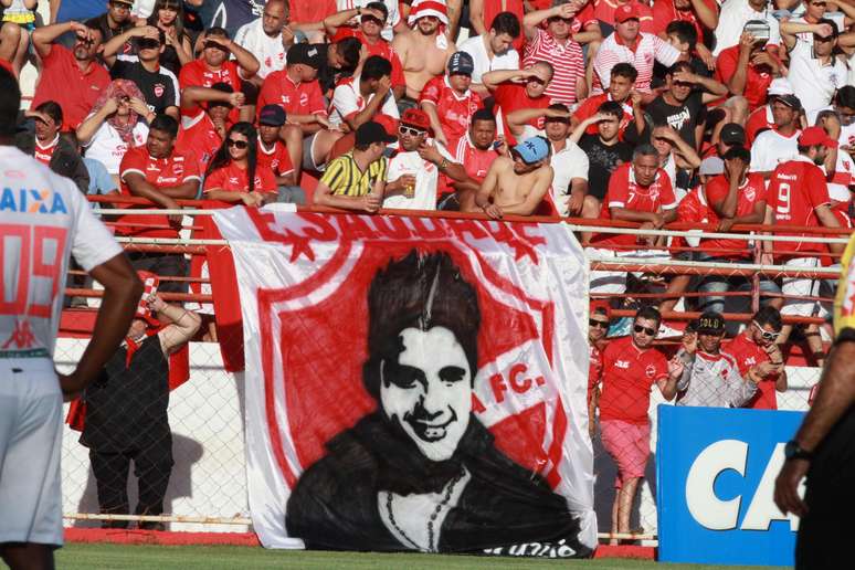 Torcida do Vila Nova exibiu bandeira com imagem de Cristiano Araújo, cantor que morreu nesta semana