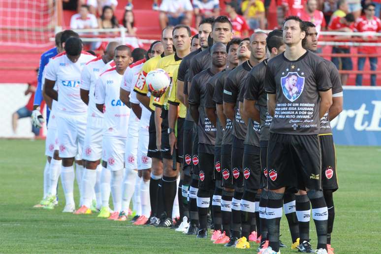 Jogadores do Vila Nova entraram em campo com camisa que homenageava Cristiano Araújo