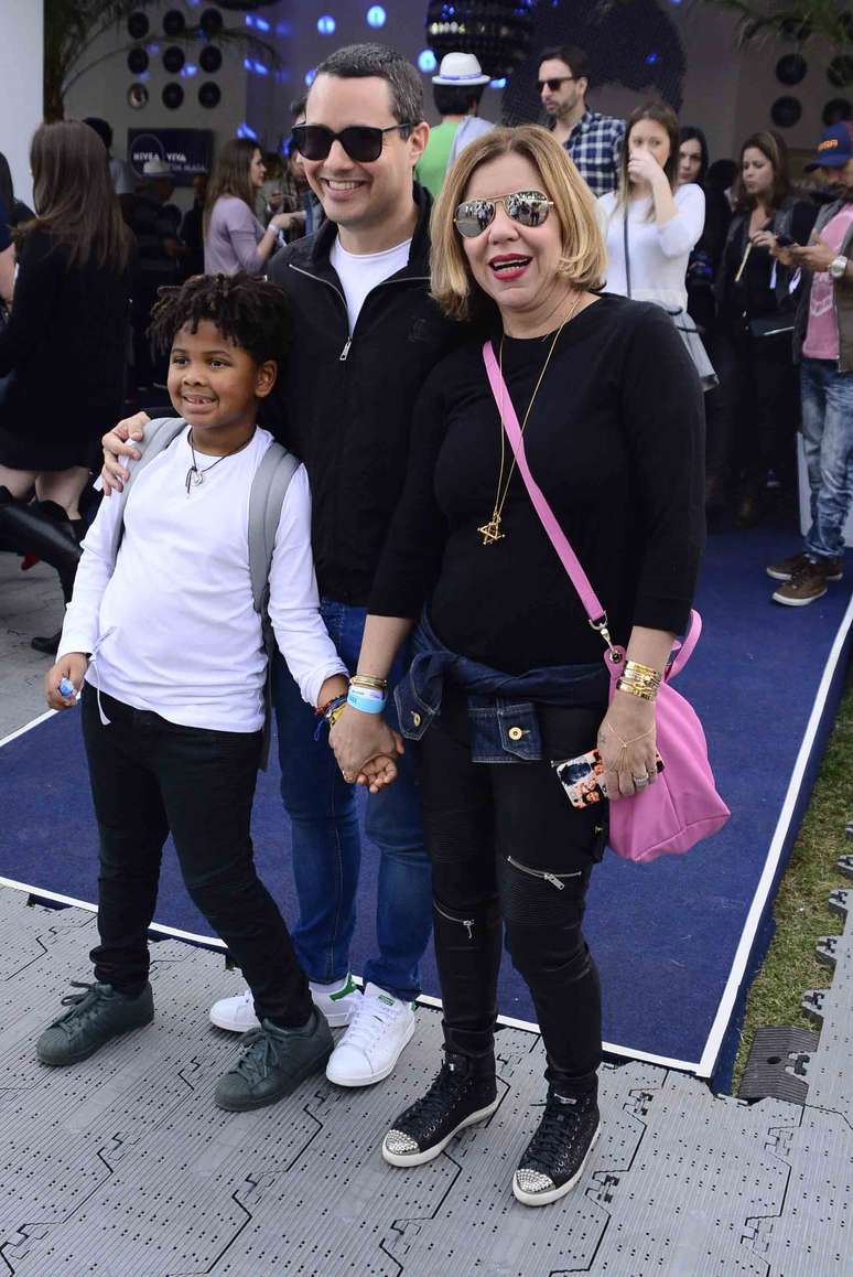 Astrid Fontenelle ao lado da fam&iacute;lia