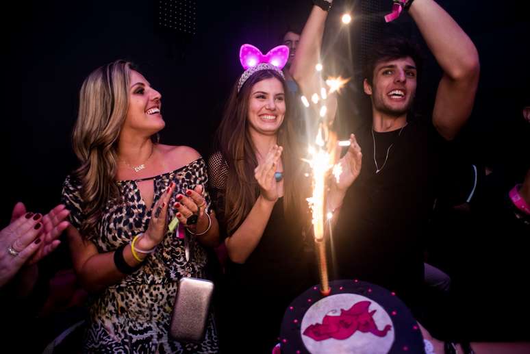 Camila Queiroz canta ao lado de Lucas e da sogra, Lisiane, em boate do Rio de Janeiro, na noite deste sábado (27)