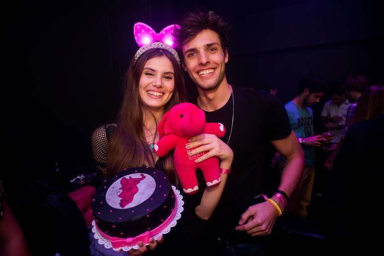 Camila Queiroz e o namorado, Lucas Cattani, em boate do Rio de Janeiro, na noite deste sábado (27)