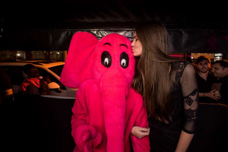 Camila Queiroz em boate do Rio de Janeiro, na noite deste sábado (27)