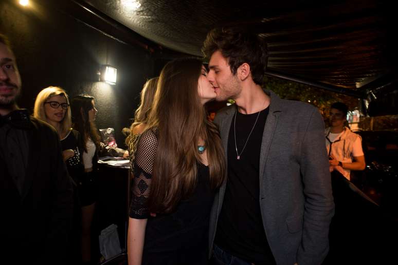Camila Queiroz beija o namorado, Lucas Cattani, em boate do Rio de Janeiro, na noite deste sábado (27)