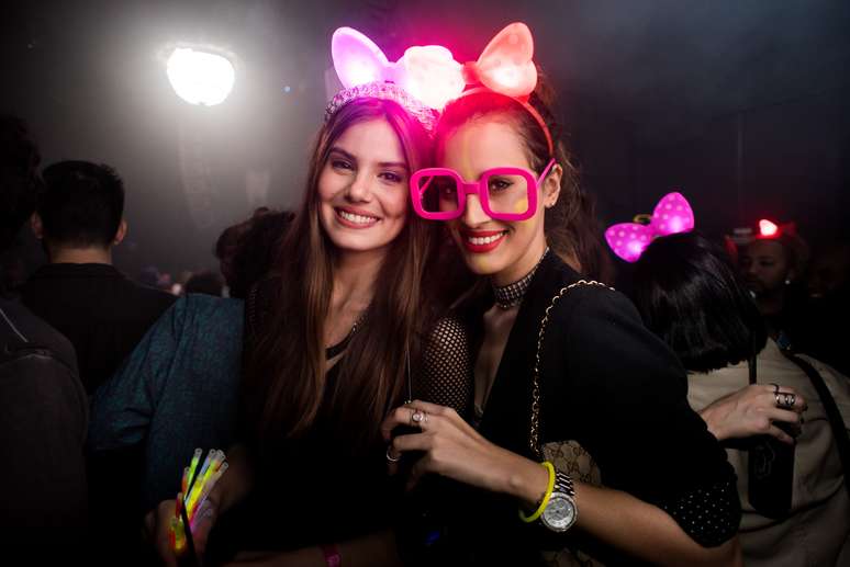 Camila Queiroz (à esq.) e Taianne reveli em boate do Rio de Janeiro, na noite deste sábado (27)