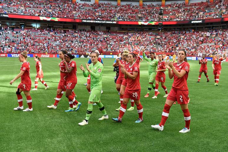 Jogadoras do Canadá agradecem o apoio da torcida