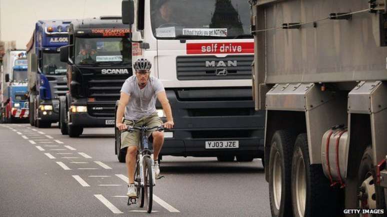 Restrições a caminhões podem tornar ruas mais seguras para ciclistas 