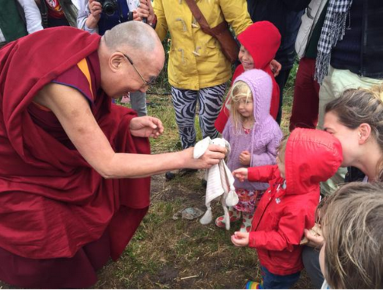 Dalai Lama caminha entre o p&uacute;blico durante o festival Glastonbury, na manh&atilde; deste domingo (28)