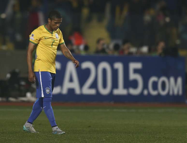 Douglas Costa claramente sentiu a dor pelo erro crucial