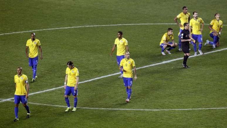 Jogadores do Brasil deixam campo após derrota para o Paraguai na Copa América. 27/06/2015