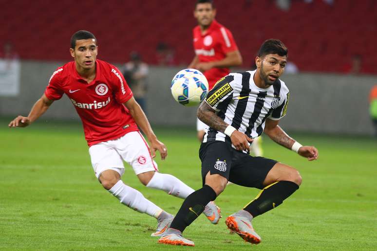 Gabriel tenta lance ofensivo no Beira-Rio