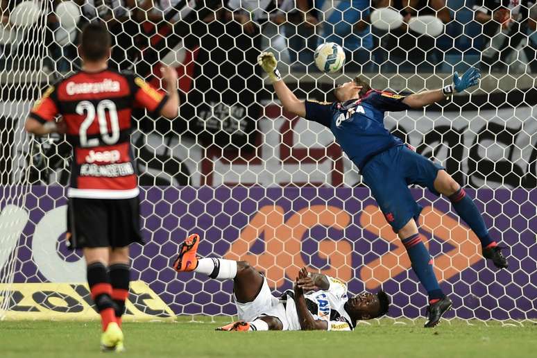 Riascos acertou lindo peixinho no alto do gol flamenguista para balançar as redes