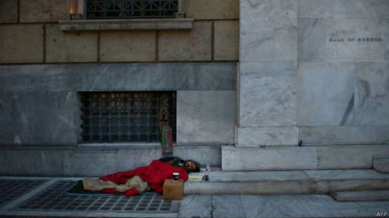 Mais gregos estão vivendo sob a linha de pobreza
