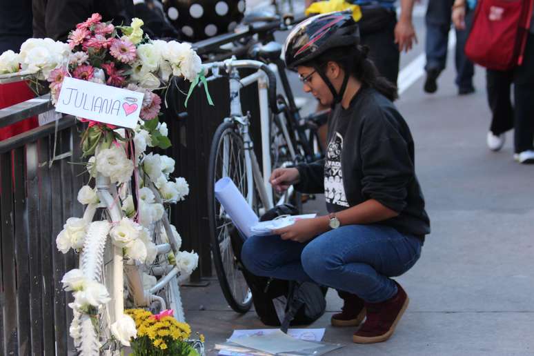 Bicicleta branca para lembrar morte de ciclista na Paulista, em 2011, recebeu flores no ato de hoje