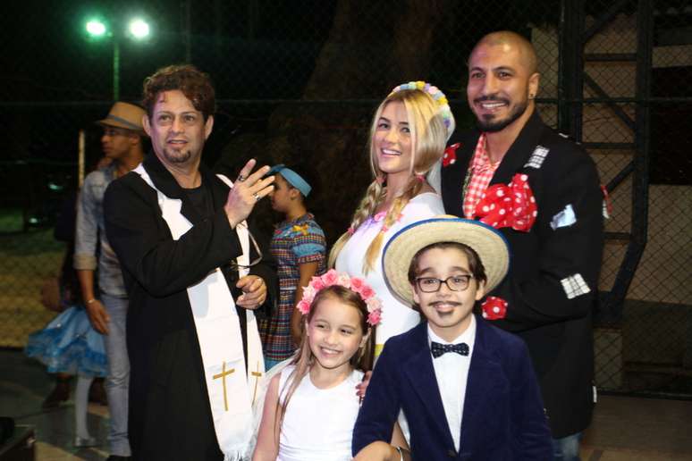 O casal Fernando e Aline, ex-BBBs celebra "casamento" com padre e damos de honra de mentirinha, em festa junina beneficente, na noite deste sábado (27)