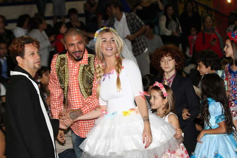O casal Fernando e Aline, ex-BBBs, entra na dança e "casa" em festa junina beneficente, na noite deste sábado (27)