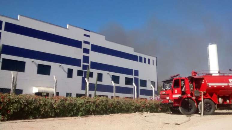 Bombeiros precisaram arrombar o portão da fábrica