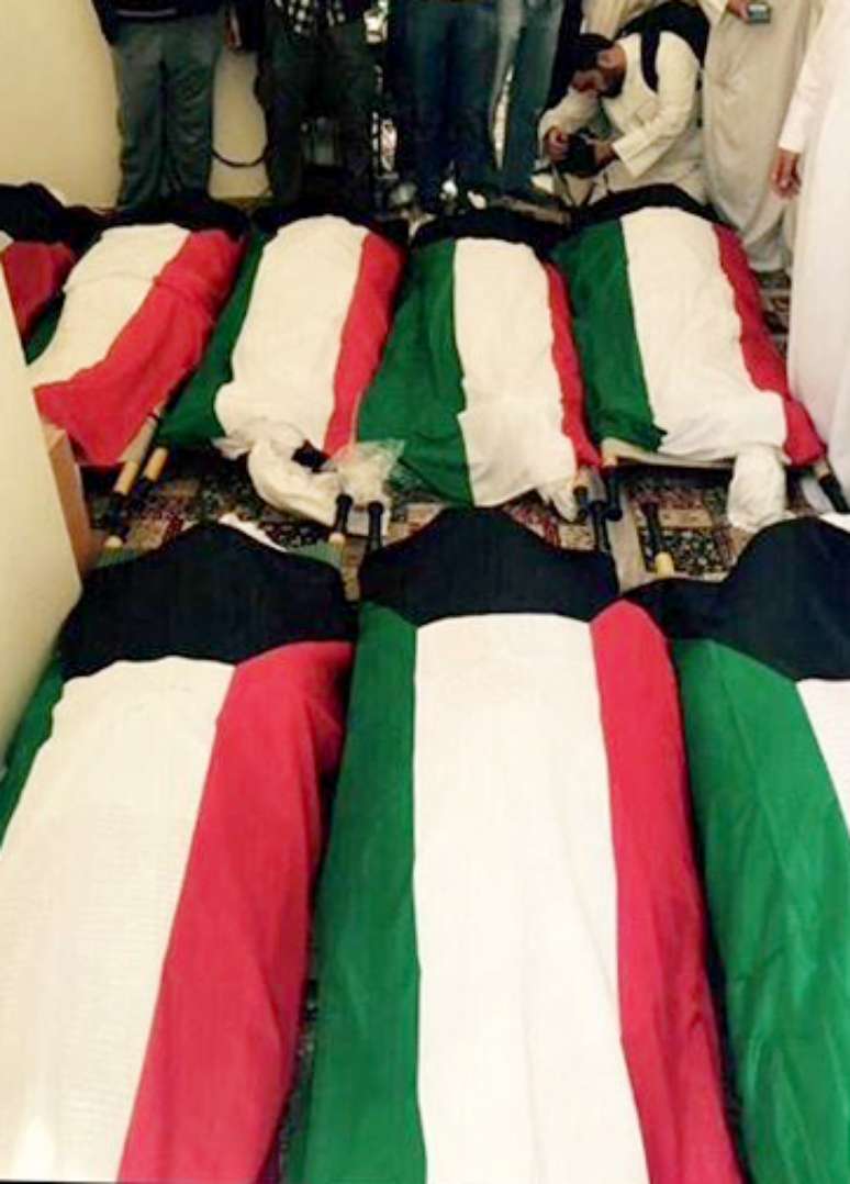 Caixões das vítimas com bandeira do Kuwait