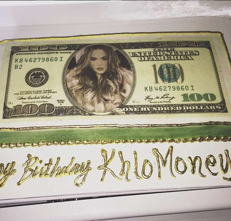 Rosto de Khloe em nota de US$ 100