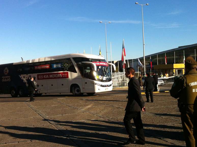 Ônibus leva Seleção Brasileira embora do Chile