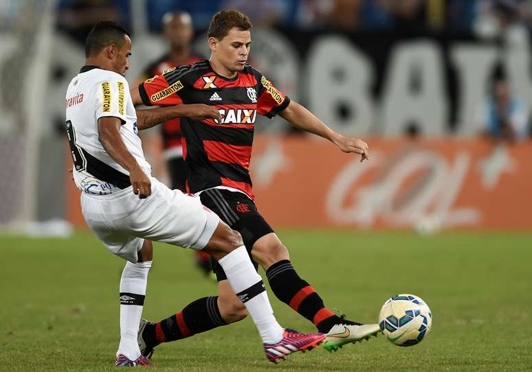 Vasco e Flamengo disputaram muito e jogaram pouco neste domingo