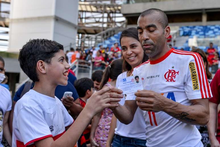 Emerson Sheik tratou com carinho criança que foi visitar treino do Flamengo