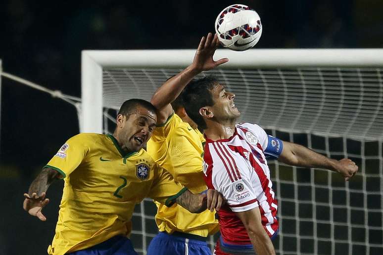Thiago Silva tocou com a mão na bola e cometeu pênalti no segundo tempo