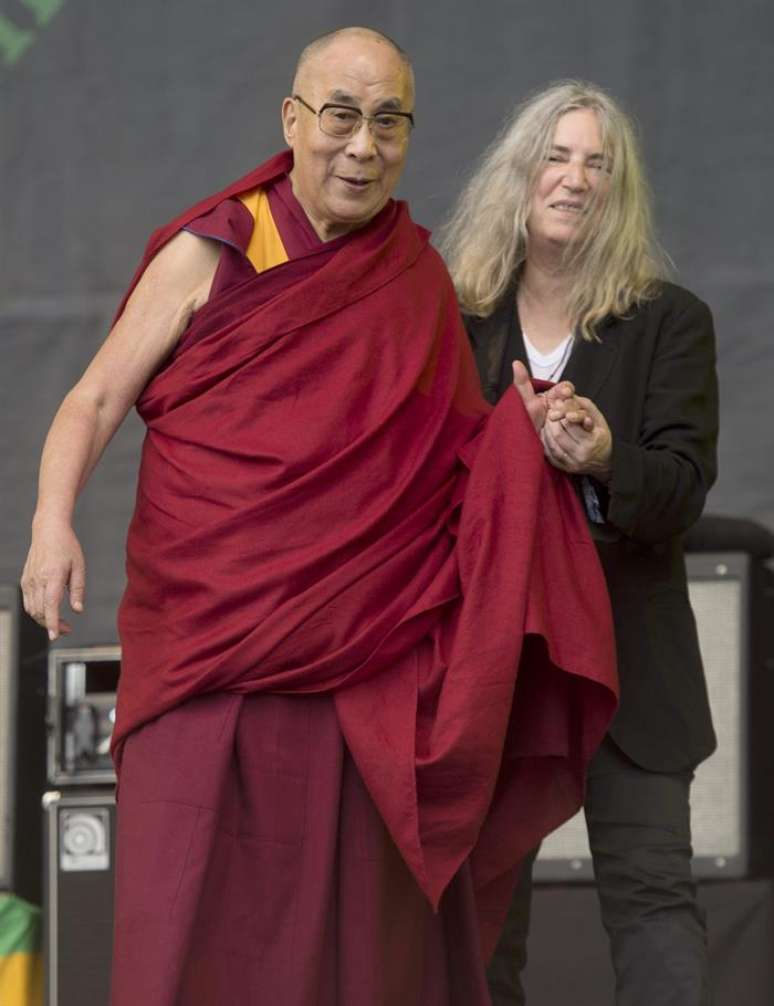 Dalai Lama ganha homenagem no festival Glastonbury, durante show da cantora Pati Smith