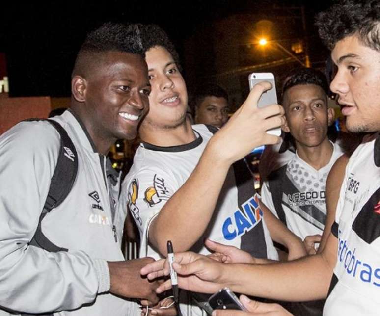 Jogadores do Vasco foram recebidos por torcedores em Cuiabá