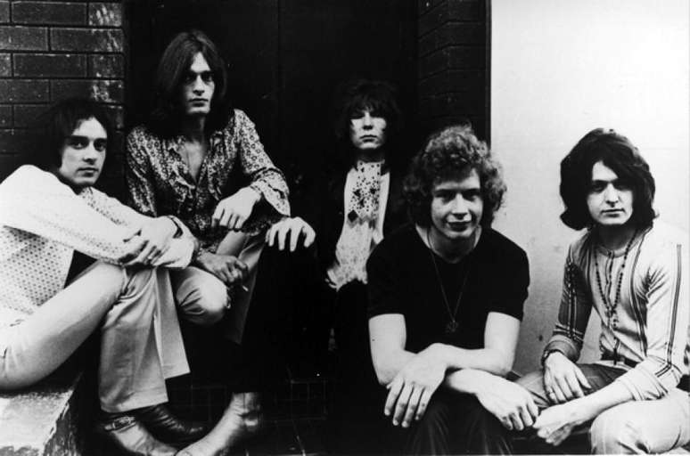 Formação original do grupo britânico Yes, nos anos 60. Começando da esquerda: Tony Kaye, Bill Bruford, Jon Anderson, Chris Squire e Peter Banks