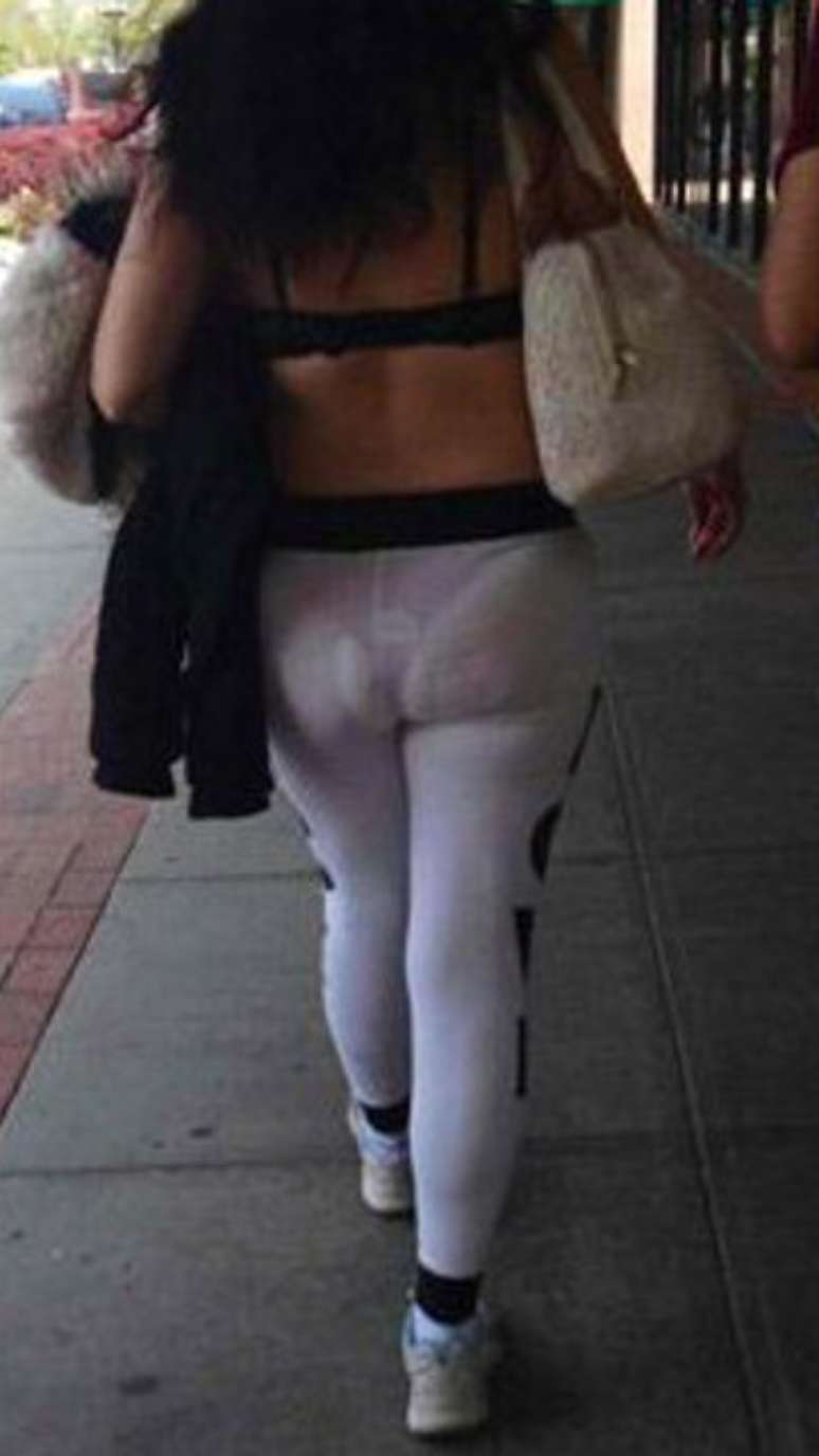 mulher de calça legging transparente