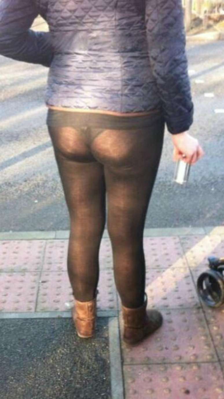 mulher de calça legging transparente