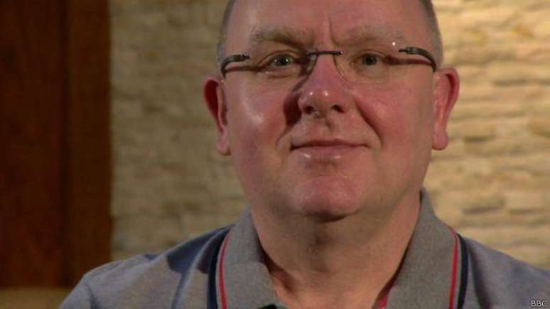 John, que criou grupo de apoio a homens gays casados com mulheres: 'N&atilde;o existimos no mundo gay, nem no mundo h&eacute;tero, somos invis&iacute;veis.'