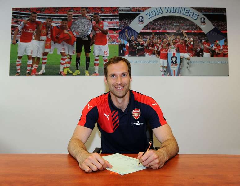 Petr Cech assinou com o Arsenal nesta segunda-feira
