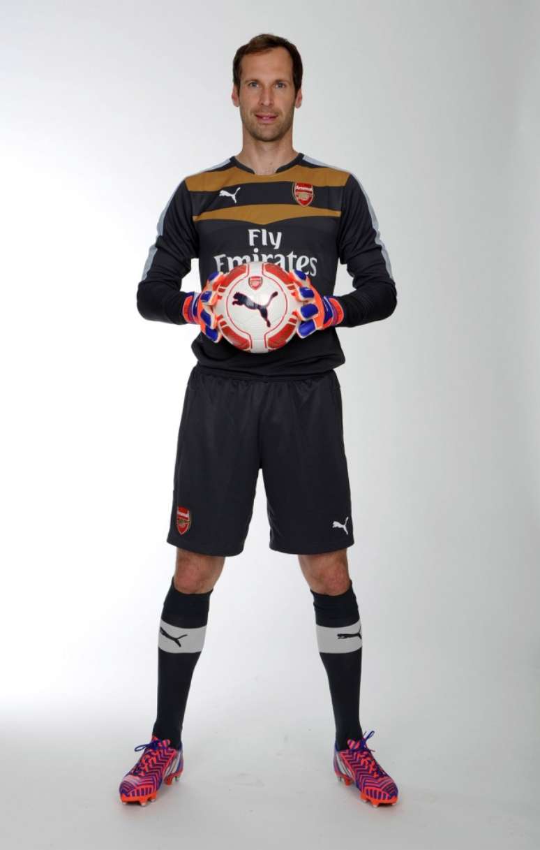 Petr Cech com o uniforme do Arsenal: esquisito?