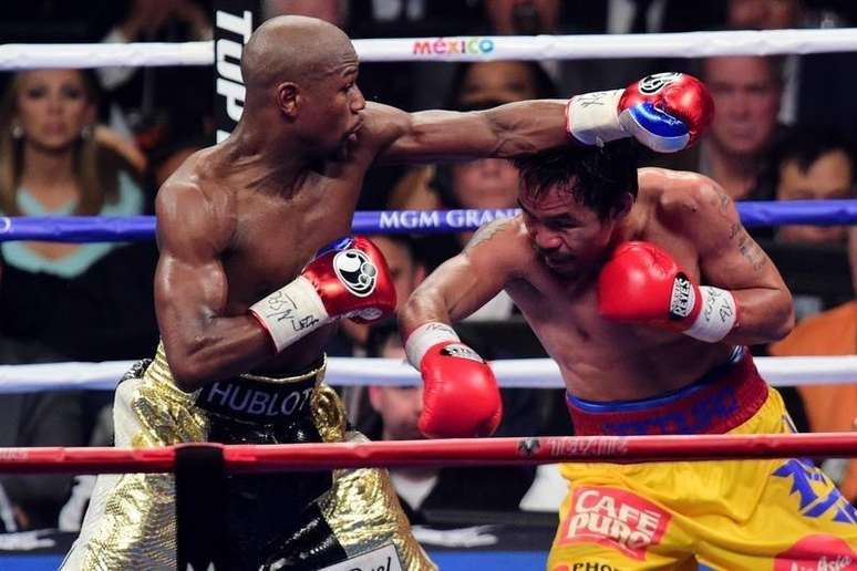 Mayweather (E) e Pacquiao se enfrentam em luta em Las Vegas. 2/5/2015.