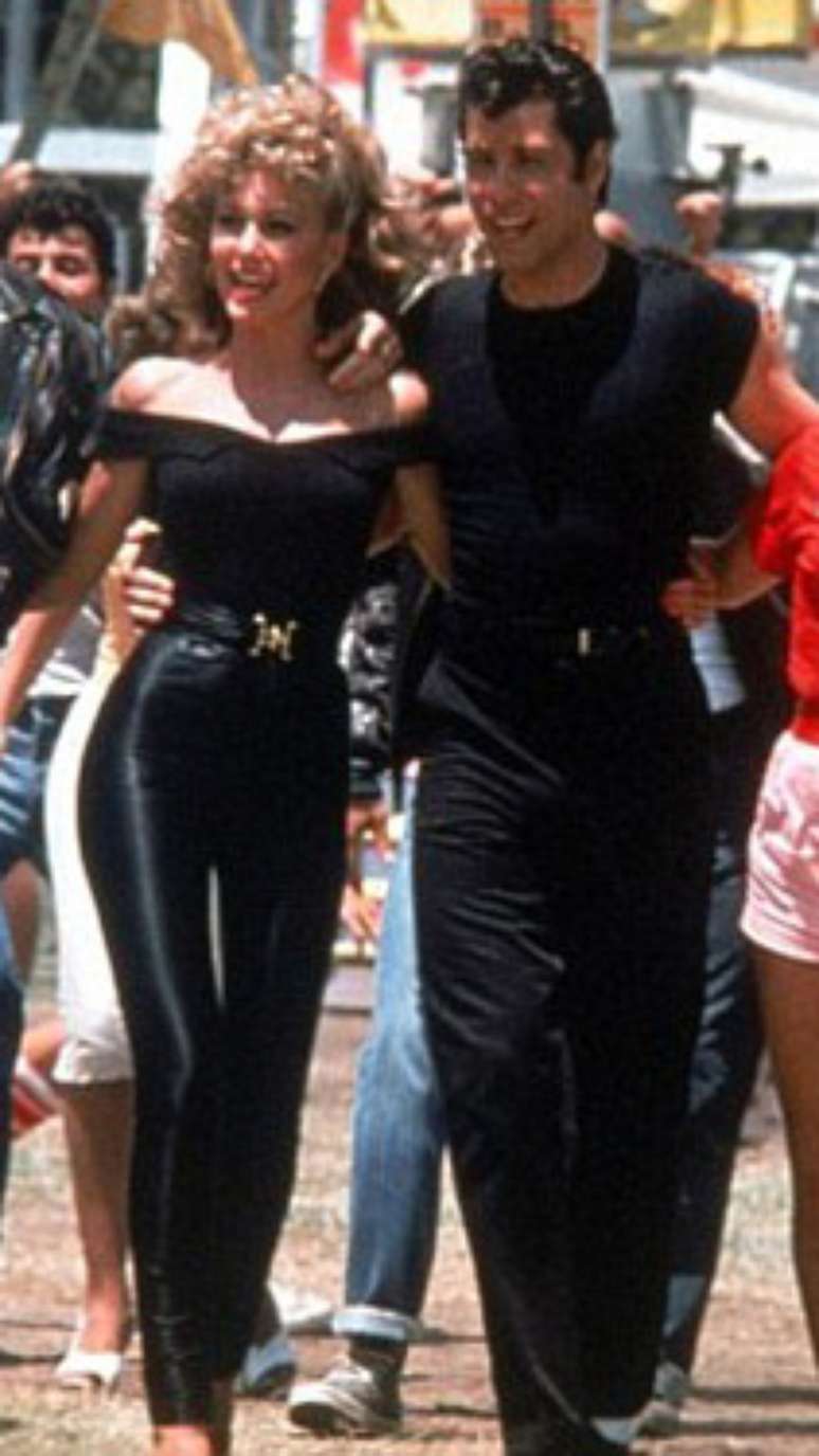 Olivia Newton-John ao lado de John Travolta em cena do filme &#039;Grease&#039;, com disco pant que virou febre com a onda das discotecas: modelo é inspirado nos anos 50/60