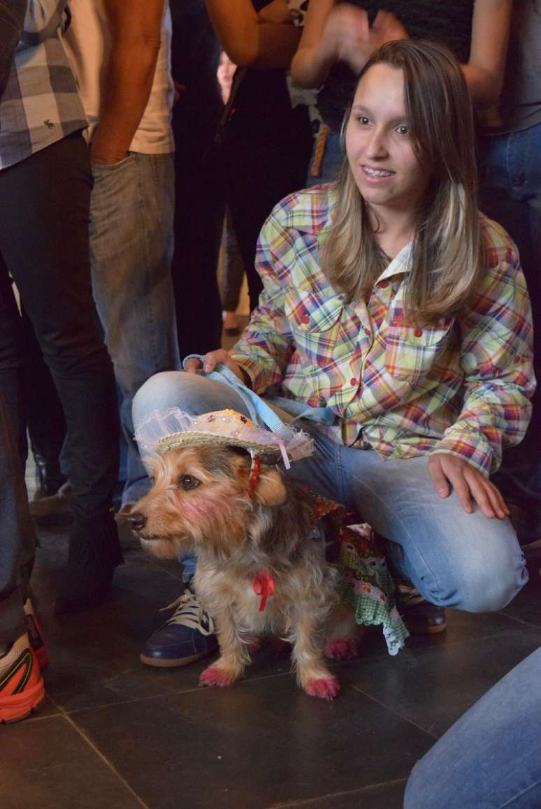 Realizado em Bauru, o Arraiáu dos Pets, reuniu cães vestidos com tema das festas juninas