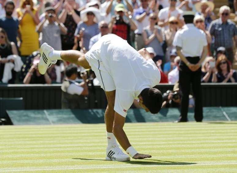Novak Djokovic toca na grama após vitória sobre Philipp Kohlschreiber na estreia em Wimbledon. 29/06/2015