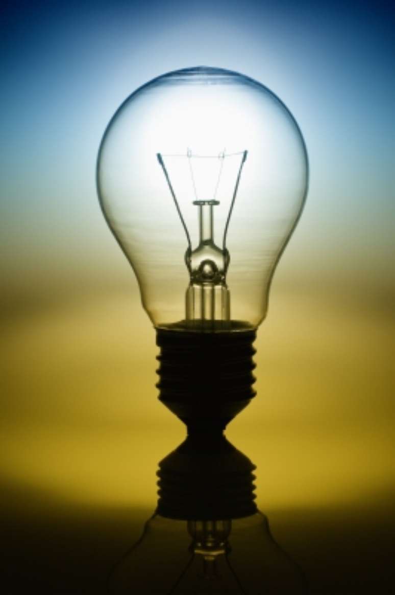 As lâmpadas mais usadas pelos brasileiros vão desaparecer do mercado pois não atendem os índices mínimos de eficiência luminosa