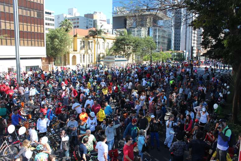 Uma multidão de ciclistas, cicloativistas e pedestres compareceu à Paulista nesse domingo para a inauguração da ciclovia